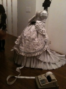 コンビニのレシートで作られたドレス