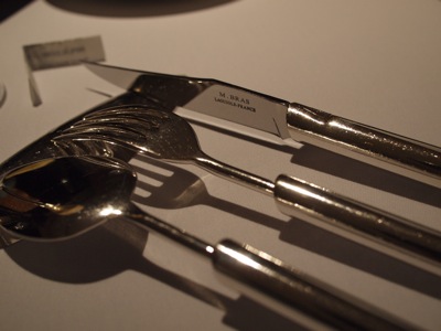 通常フレンチでは料理ごとに使うナイフが変わるので、ナイフだけで何本も用意され外側から順に使うのですがMICHEL BRASでは、最初から最後まで1本のナイフで通します。MICHEL BRASの生まれ育ったライオール地方の伝統だそうです。