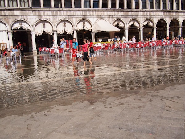 サンマルコ広場の水たまりを裸足であるく人たち